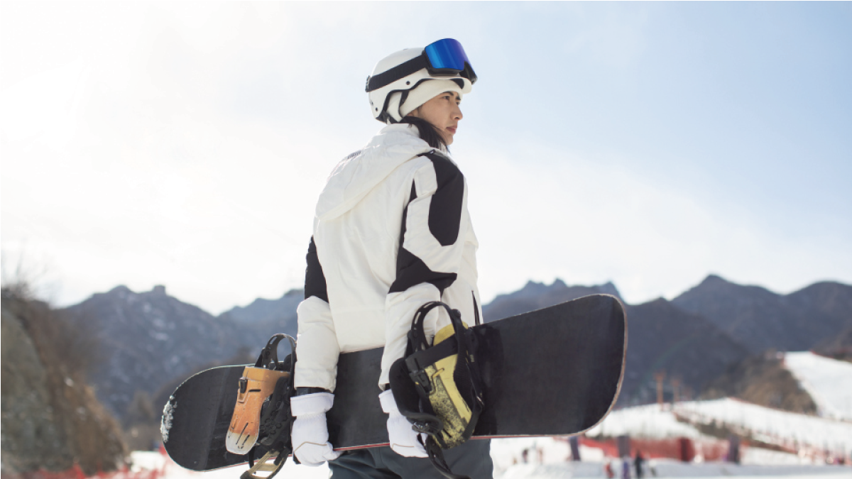 REON POCKET PROを使用しながらウィンタースポーツをする女性のイメージ