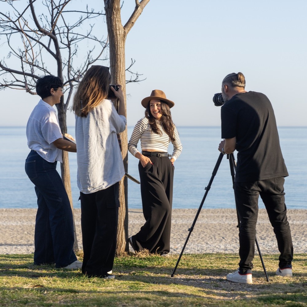 屋外撮影現場でREON POCKETを装着している様子