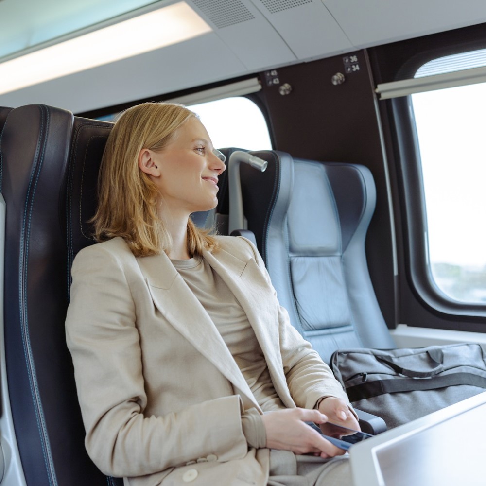 電車内で座席に座っている女性