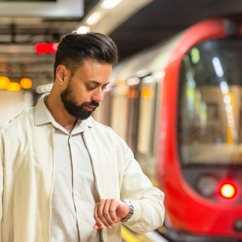 通勤中にREON POCKETを装着している様子