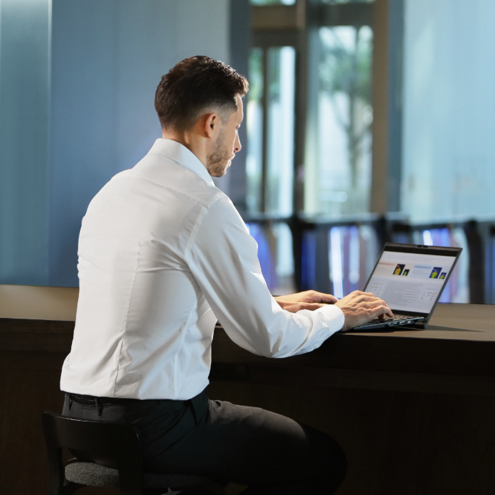 オフィスでREON POCKETを装着している様子