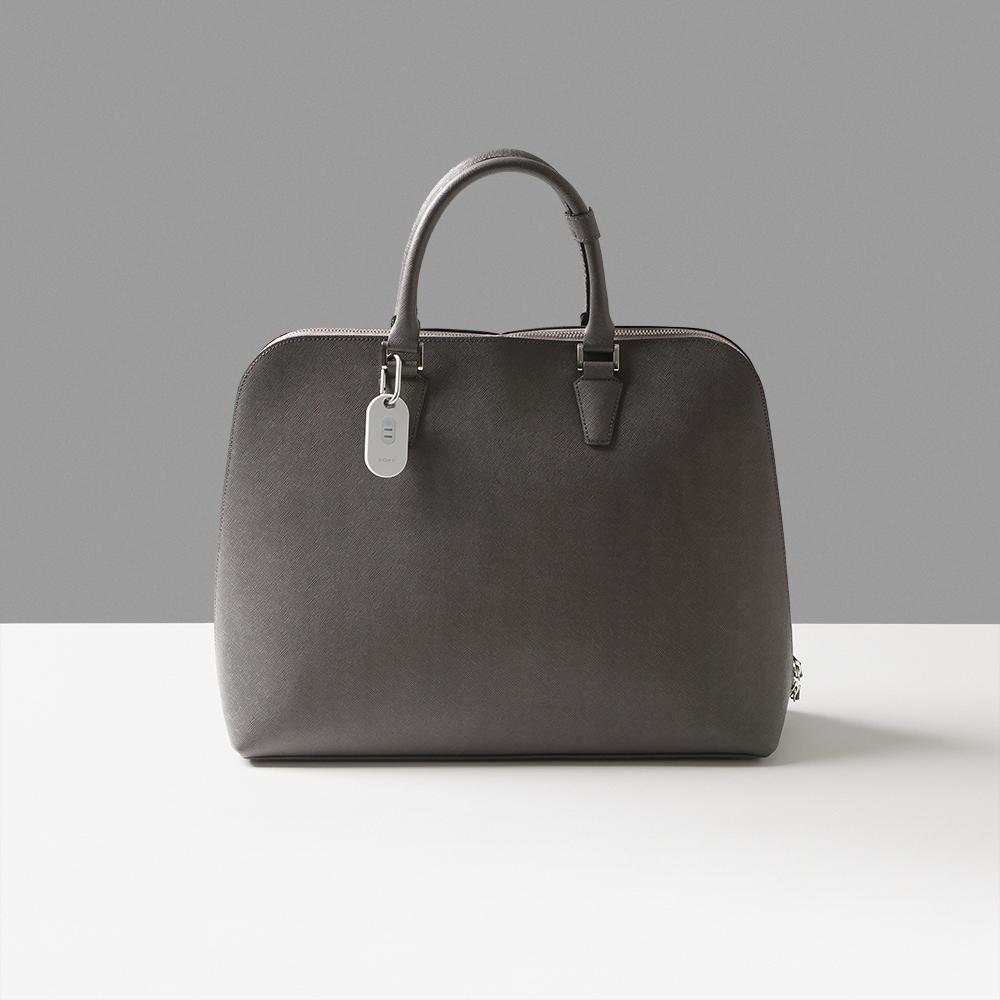 タグをつけたビジネスバッグの画像