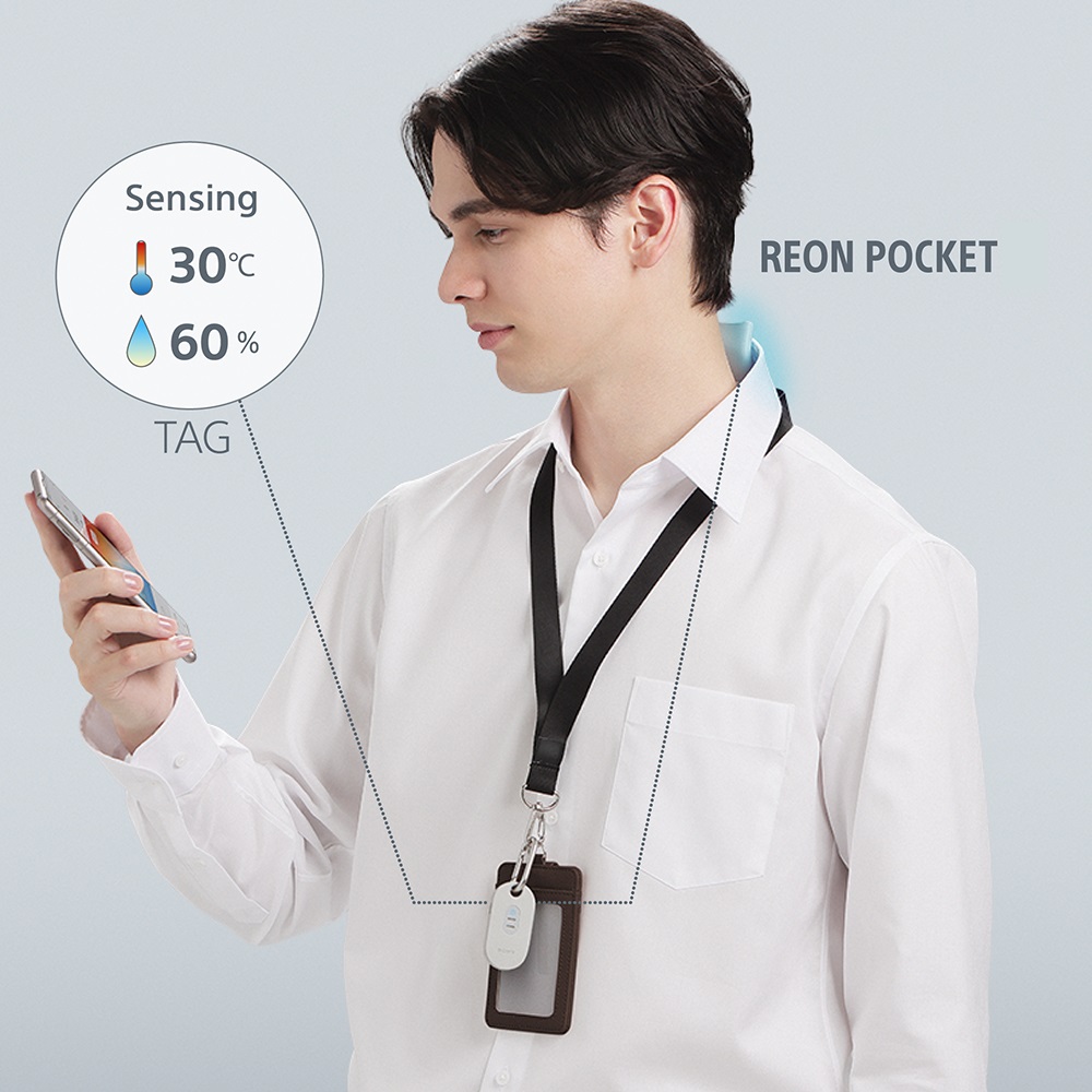 タグとREON POCKETを装着した男性の画像