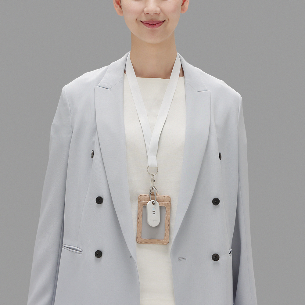 社員証にタグをつけた女性の画像